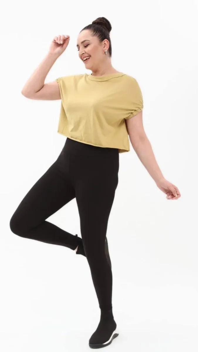 Sarı oversize tişört ve siyah toparlayıcı yüksek bel tayt kombini, spor yaparken ya da dışarıda rahat bir gün geçirmek isteyen kadınlar için birebir. Hem konforlu hem karın bölgesini toparlayıcı etkisiyle dikkat çeken bu parça, Sakarya’daki aktif yaşam tarzına uygun.